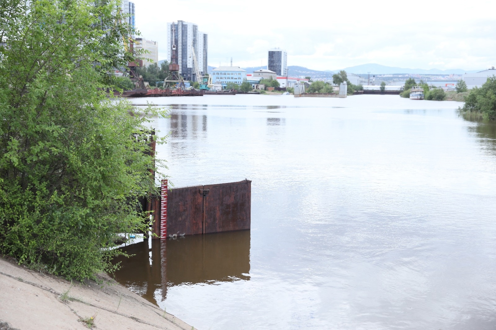 Вода селенга уровень улан удэ. Река Селенга Улан Удэ. Река уда в Улан-Удэ. Улан Удэ река Селенга мост. Левый берег Улан-Удэ.