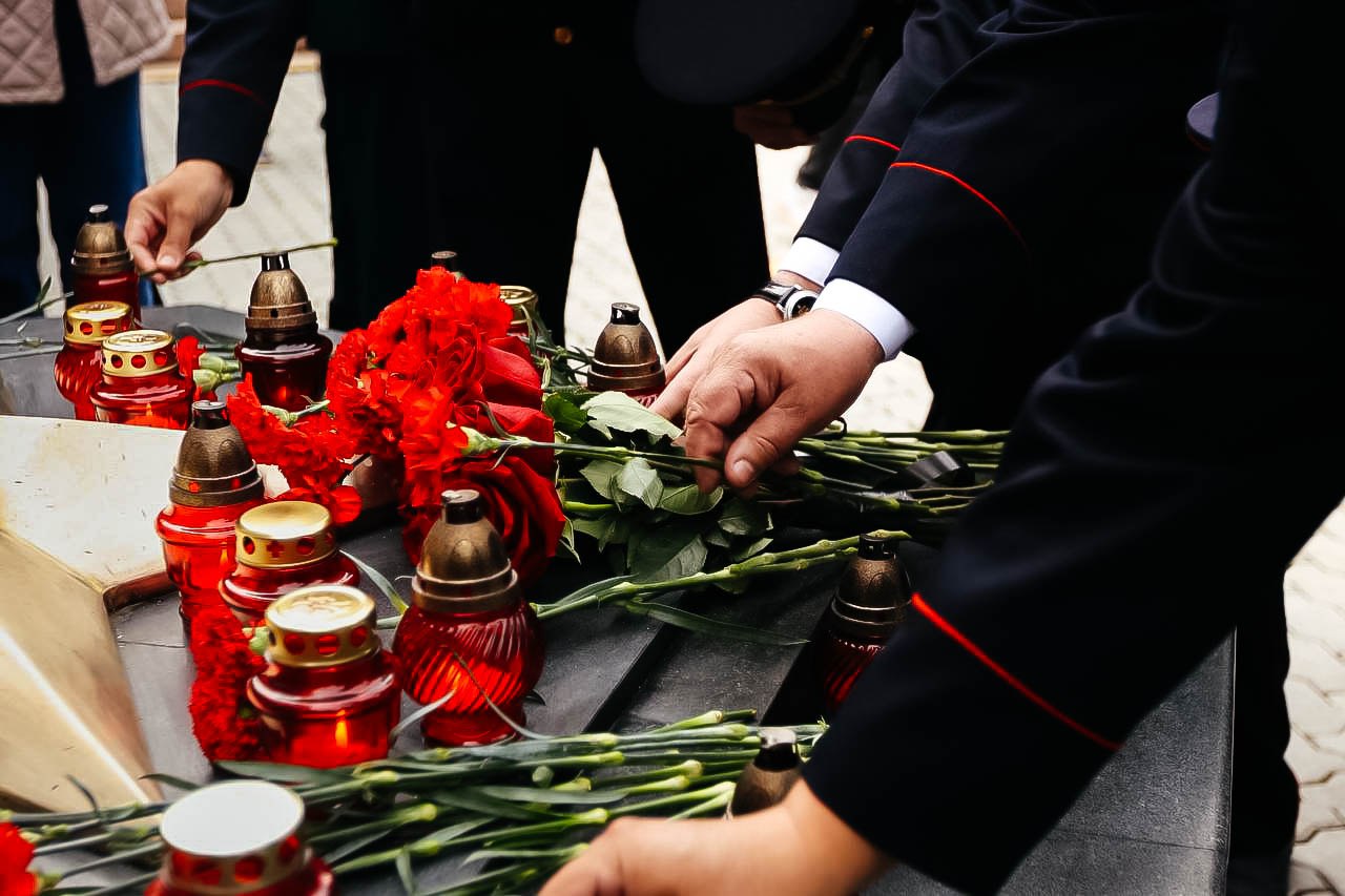 В Улан-Удэ зажгли свечи в память о тех, кто ковал Победу в годы Великой  Отечественной войны - Телекомпания 